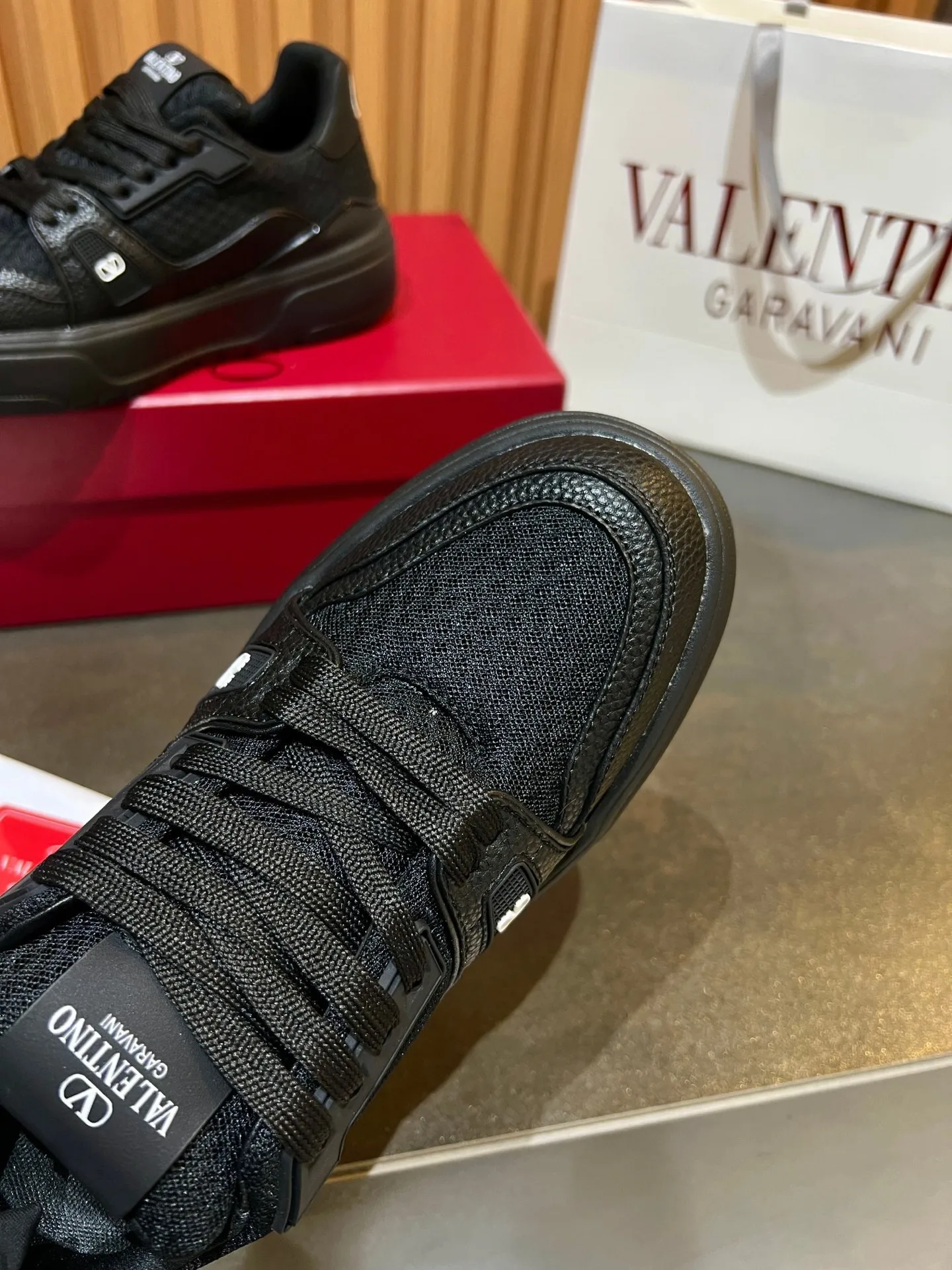 Men's men's shoes 💰640 VLNT Valentino 𝑶𝒏𝒆𝑺𝒕𝒖𝒅 Couple's sneakers series Valentino 2025 latest couple's sneakers, same style for celebrities, hot sale. Original ZP purchase and dismantling. Repeated pattern making and modification. Trying to restore 1:1 original version! Top luxury masterpiece, soft and comfortable, breathable and light, combines fashion and leisure, brings excellent and elegant texture and excellent on-foot comfort. Top purchasing version upper: imported high-end breathable mesh/original oil edge craftsmanship. Inner: imported mesh. Outsole: original development 𝐓𝐏𝐔 two-color combination outsole. Packaging: original configuration complete package. Code number: 35/44 (customized 45 46). Can be customized (self-labeled - no label) order.